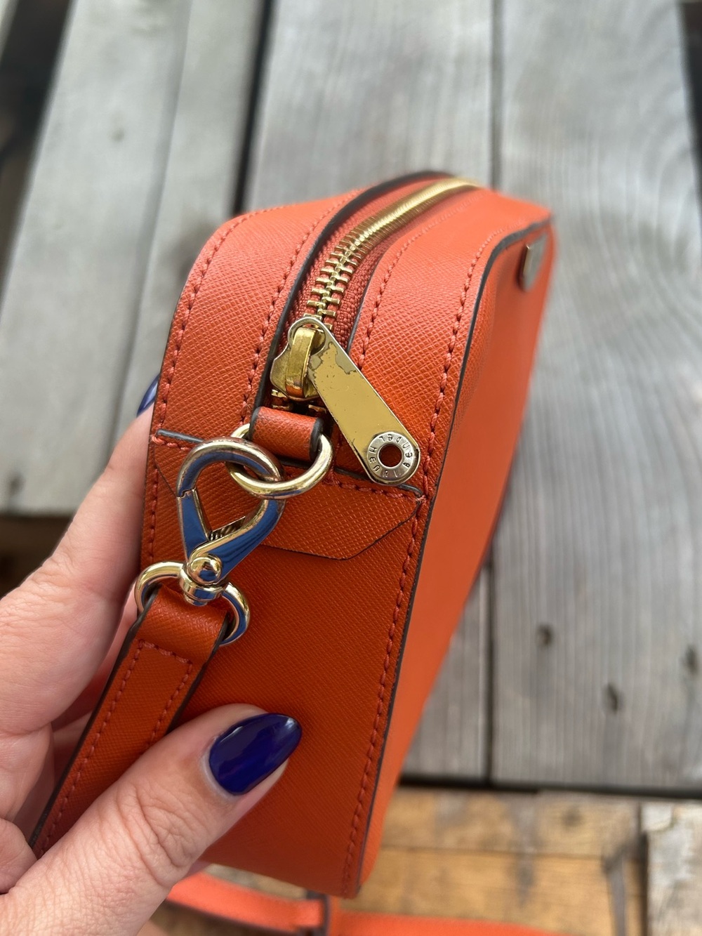 Henri Bendel Orange Saffiano Leather Crossbody Camera Bag Gold Hardware Rare - Picture 5 of 6